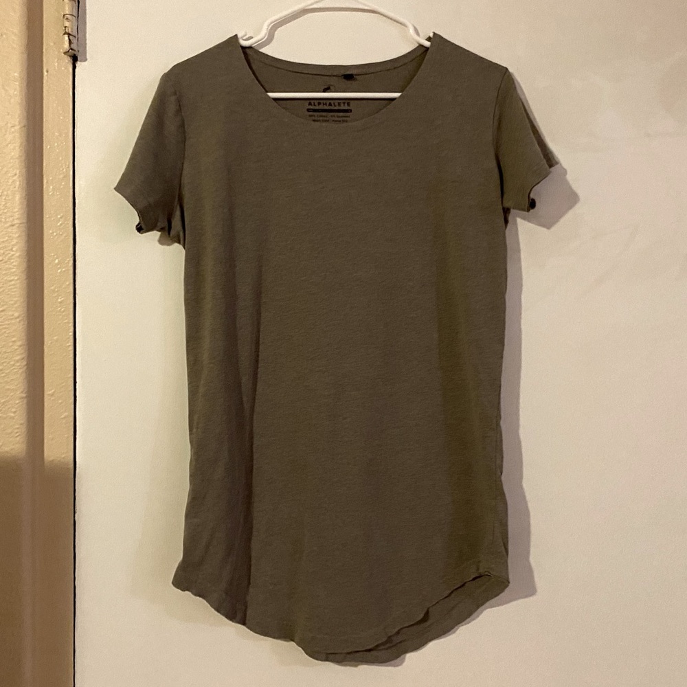 Alphalete Essential Lifestyle Scoop Tee - Size S - Concrete